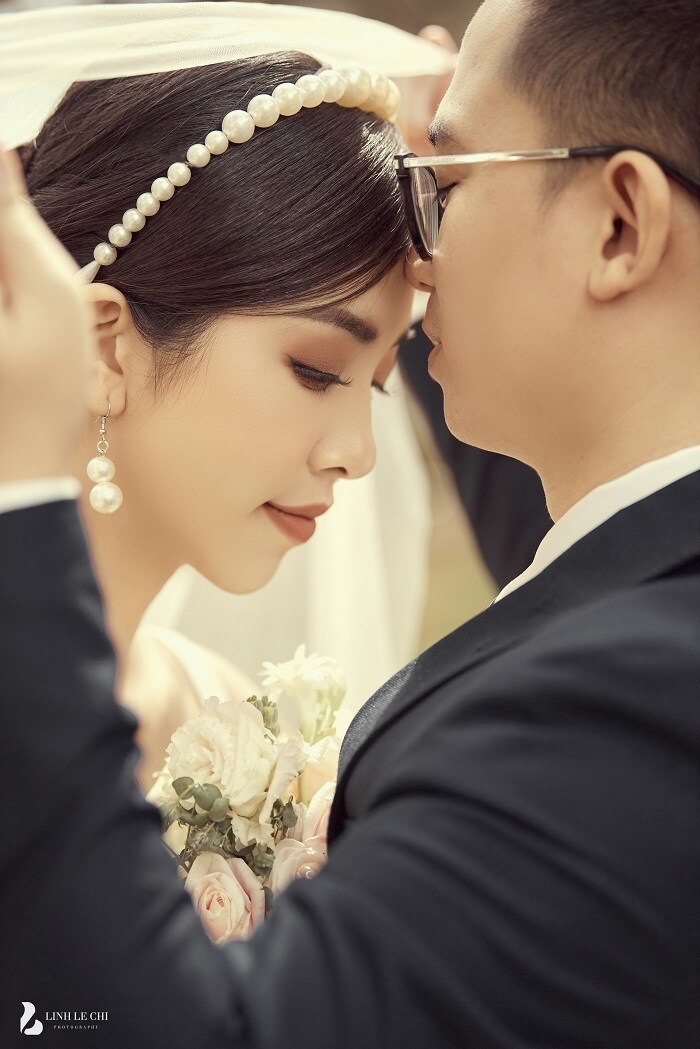 Nàng á hậu chọn tông màu trắng làm chủ đạo cho bộ ảnh và váy cưới của mình