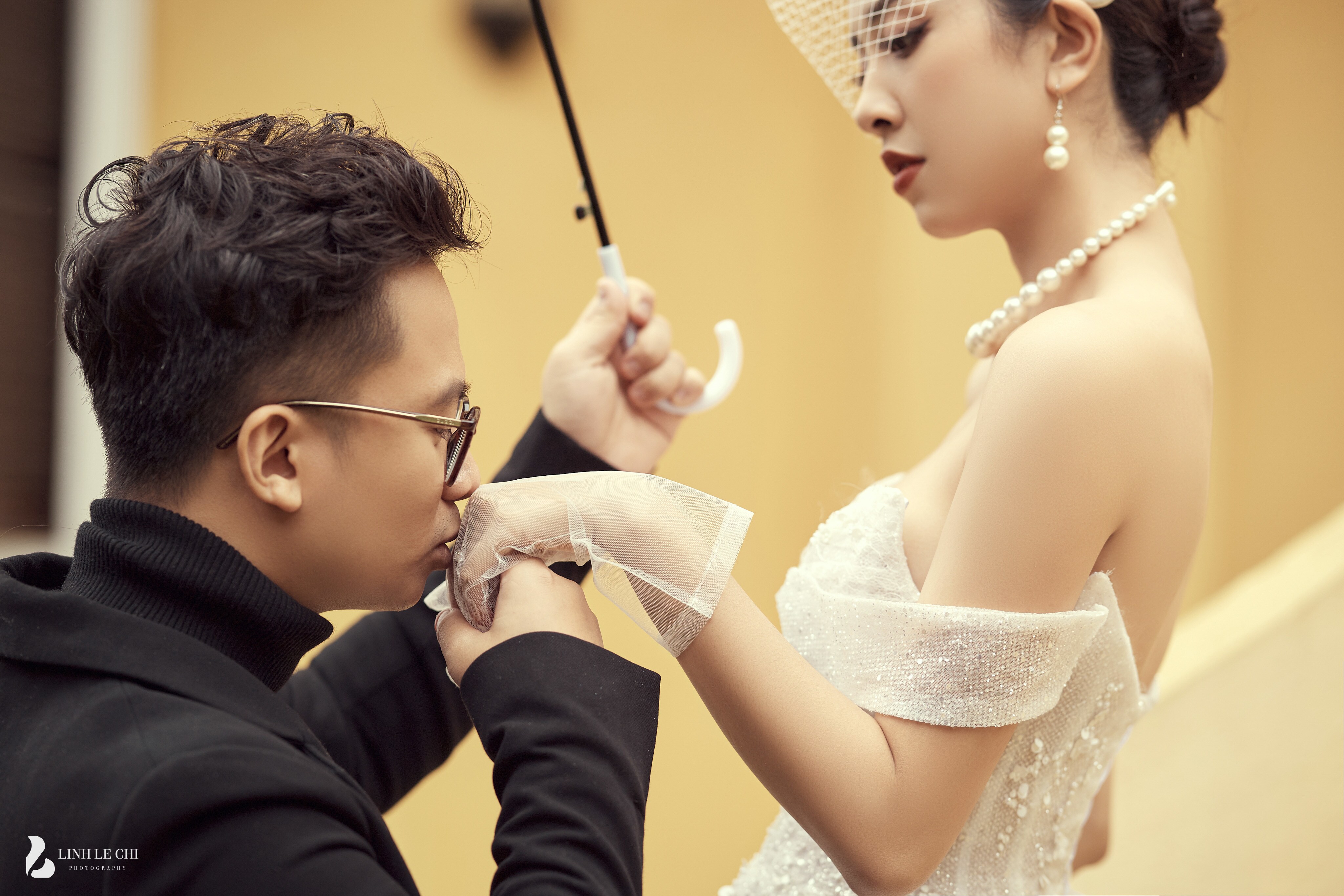 Với lợi thế sở hữu body nuột nà và gợi cảm Thuý An diện trang phục ôm trọn vóc dáng, khoe khéo đôi vai trần quyến rũ