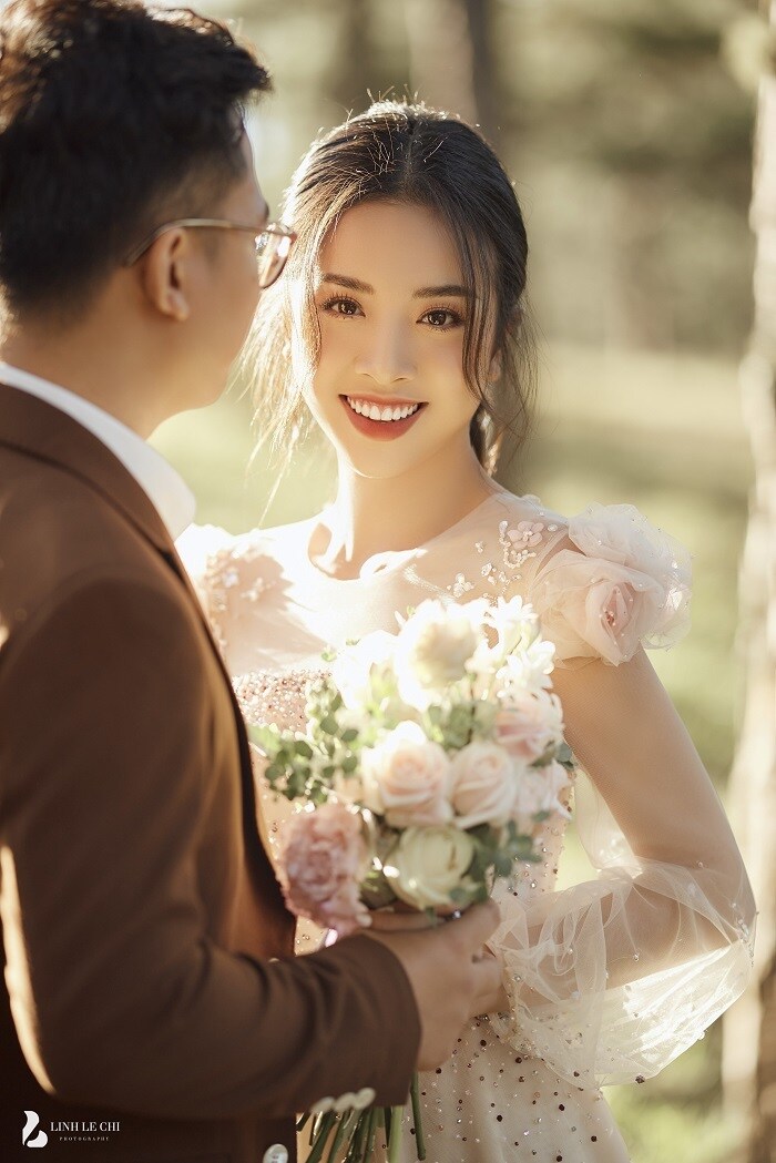 Thúy An khoe vẻ đẹp dịu dàng bên chú rể