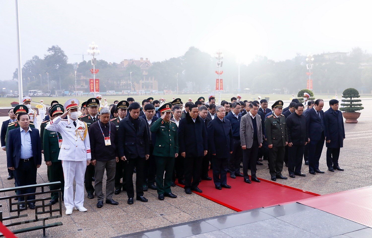 &Ocirc;ng Trần Quốc Vượng, Ủy vi&ecirc;n Bộ Ch&iacute;nh trị, Thường trực Ban B&iacute; thư c&ugrave;ng đo&agrave;n c&ocirc;ng t&aacute;c đến đặt v&ograve;ng hoa v&agrave; v&agrave;o Lăng viếng Chủ tịch Hồ Ch&iacute; Minh.