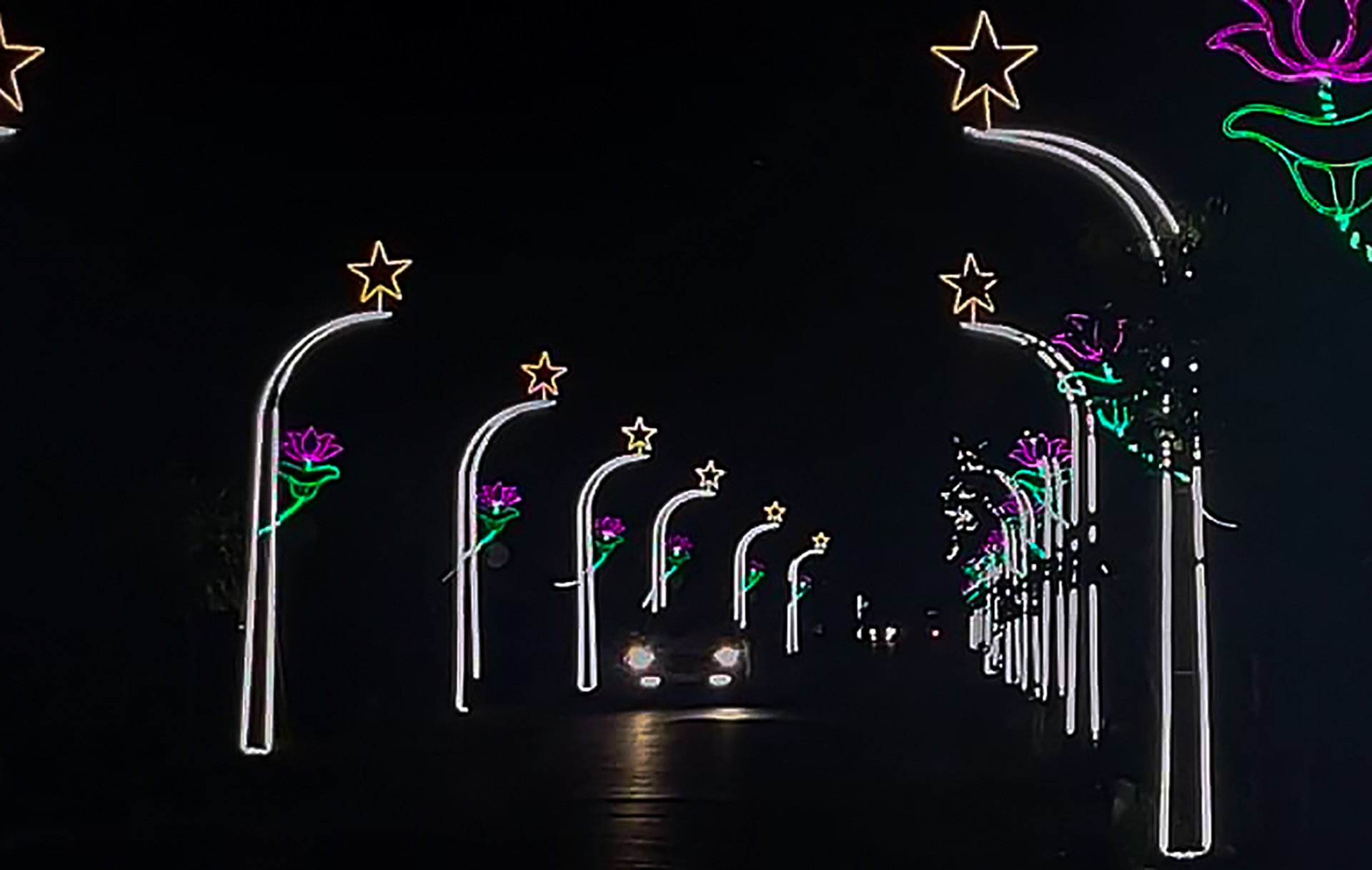 Tại huyện Diễn Ch&acirc;u, b&ecirc;n cạnh cờ hoa, người d&acirc;n c&ograve;n l&agrave;m những đ&egrave;n trang tr&iacute; rất đẹp v&agrave; lung linh