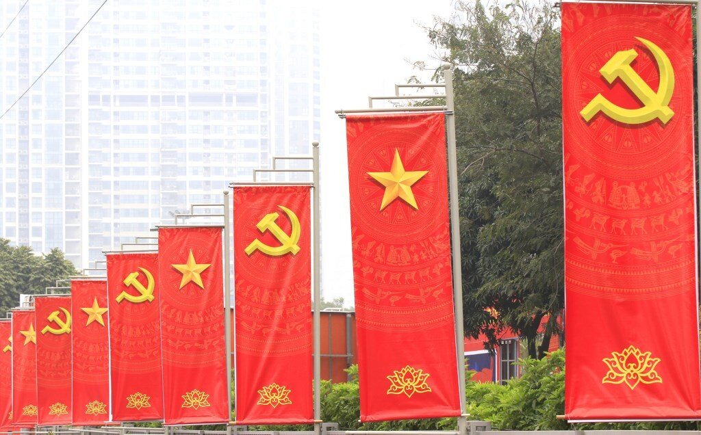 Rất nhiều cờ đỏ sao v&agrave;ng, cờ đỏ b&uacute;a liềm được trang ho&agrave;ng rực rỡ để ch&agrave;o đ&oacute;n sự kiện trọng đại của đất nước.