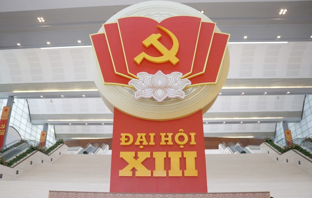 Biểu tượng h&igrave;nh khối b&uacute;a liềm v&agrave;ng được đặt ở vị tr&iacute; trung t&acirc;m trước sảnh của Trung t&acirc;m