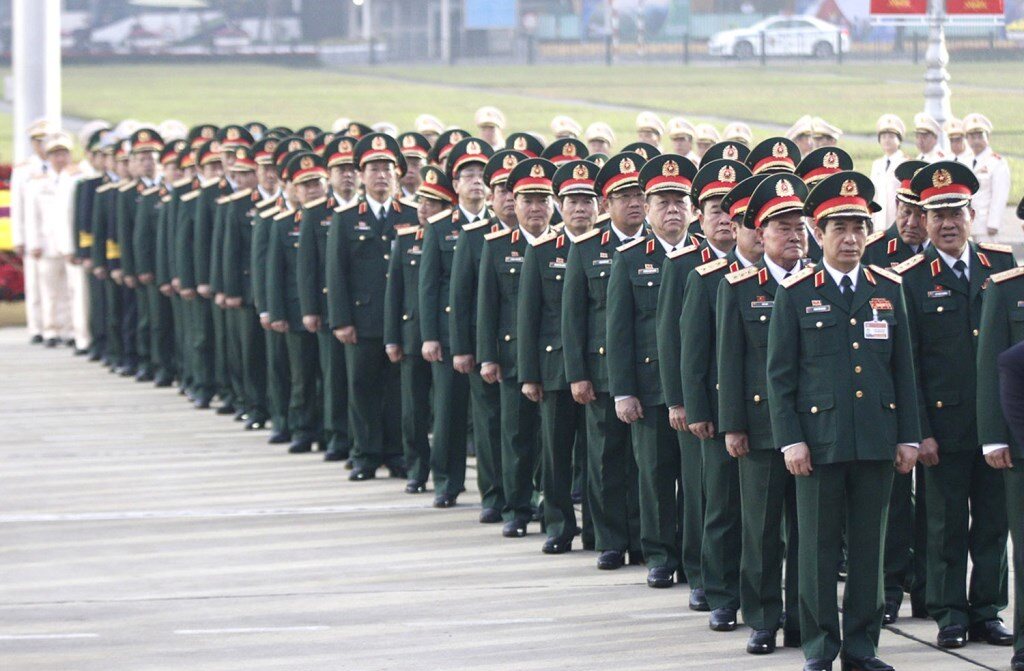 Đoàn đại biểu quân đội dự Đại hội XIII của Đảng đặt vòng hoa và vào Lăng viếng Chủ tịch Hồ Chí Minh