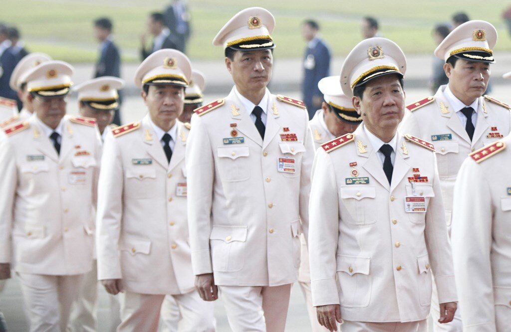 Đoàn đại biểu công an dự Đại hội XIII của Đảng đặt vòng hoa và vào Lăng viếng Chủ tịch Hồ Chí Minh