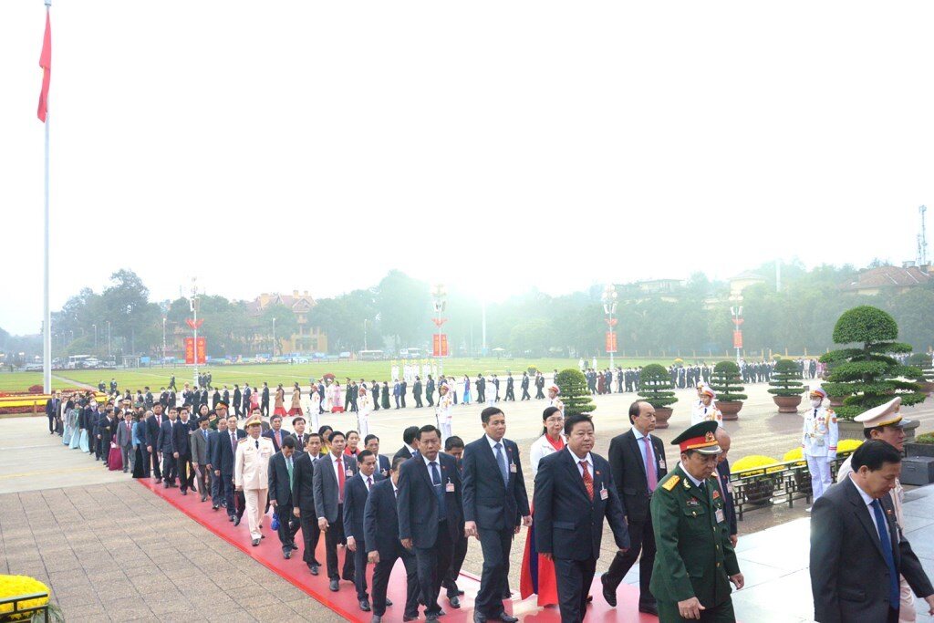 Các đại biểu dự Đại hội XIII của Đảng vào Lăng viếng Chủ tịch Hồ Chí Minh
