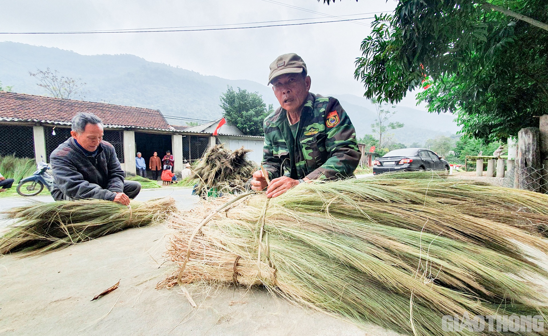 B&ocirc;ng đ&oacute;t của đồng b&agrave;o Th&aacute;i ở x&atilde; Hữu Kiệm được người mua "săn đ&oacute;n" tận nơi. &Ocirc;ng Nguyễn Duy Trinh (60 tuổi, ở Nam Th&agrave;nh, Y&ecirc;n Th&agrave;nh, Nghệ An), người đ&atilde; c&oacute; 20 gắn với nghề l&agrave;m chổi cho biết: Đ&oacute;t nguy&ecirc;n liệu được mua với gi&aacute; 28.000 đồng/ kg đ&oacute;t kh&ocirc;. Một c&aacute;i chổi được l&agrave;m từ khoảng 0,7kg đ&oacute;t.