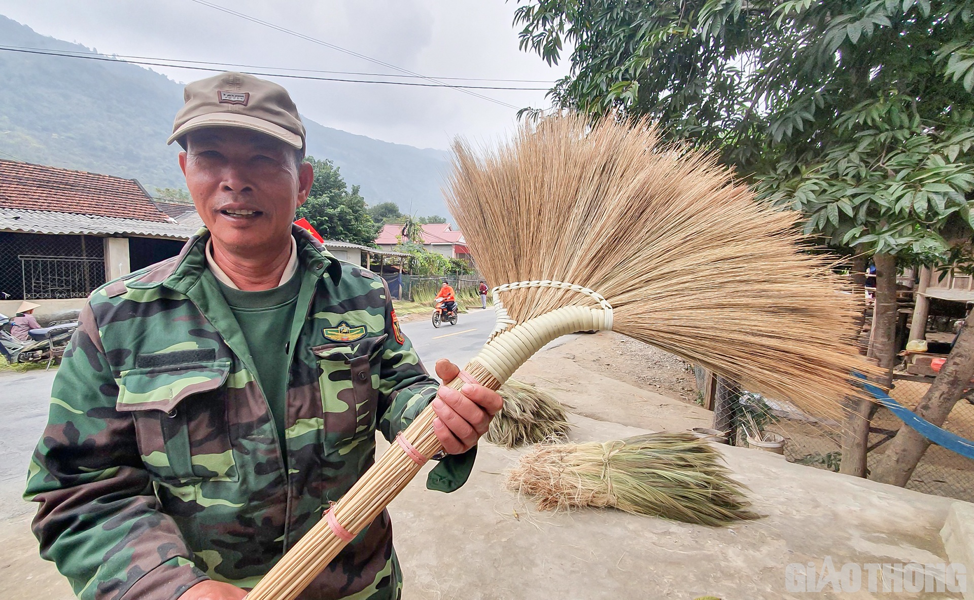 Cũng theo &ocirc;ng Trinh: Ngo&agrave;i đ&oacute;t, người l&agrave;m chổi c&ograve;n phải mua m&acirc;y với gi&aacute; 1 b&oacute; 2.000 đồng. Một c&aacute;i chổi l&agrave;m ra b&aacute;n với gi&aacute; 35.000 đồng, l&atilde;i 5.000/c&aacute;i. Tiền thu kh&ocirc;ng l&agrave;m bao, nhưng gi&agrave; rồi, l&agrave;m c&oacute; th&ecirc;m đồng c&ograve;n hơn ngồi kh&ocirc;ng.