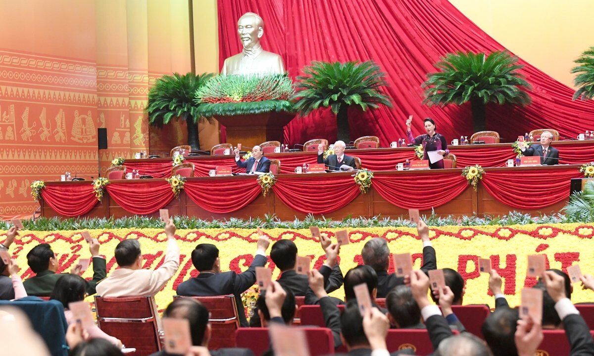 C&aacute;c đại biểu biểu quyết th&ocirc;ng qua Chương tr&igrave;nh phi&ecirc;n họp tr&ugrave; bị.