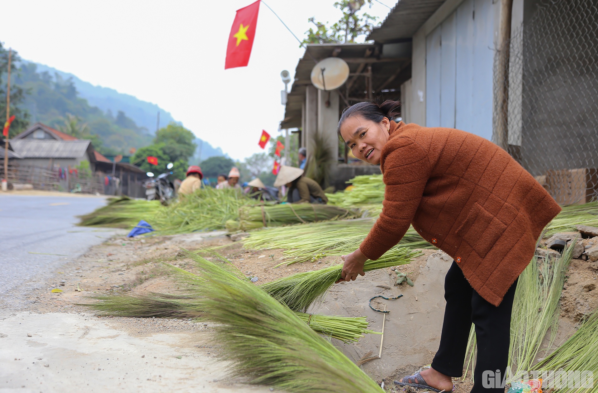 Sau khi b&oacute;c, b&ocirc;ng đ&oacute;t được đem ra phơi nắng cho kh&ocirc;