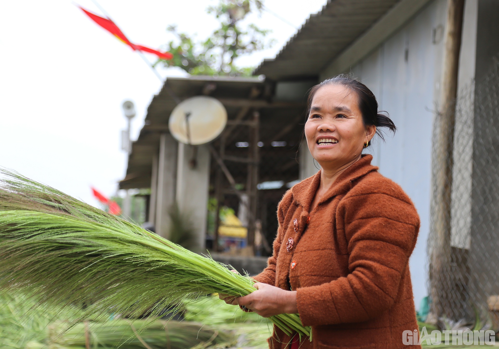 Trong khi đ&oacute;, b&agrave; Trần Thị Li&ecirc;n, chủ một cơ sở chuy&ecirc;n thu mua đ&oacute;t cho biết: H&agrave;ng ng&agrave;y, gia đ&igrave;nh b&agrave; mua từ 1 đến 2 tấn đ&oacute;t trong d&acirc;n. V&agrave;o những ng&agrave;y cao điểm mua tới 5 tấn đ&oacute;t. Để kịp b&oacute;c b&ocirc;ng đ&oacute;t, gia đ&igrave;nh b&agrave; phải thu&ecirc; 5 - 7 người d&acirc;n đến l&agrave;m.