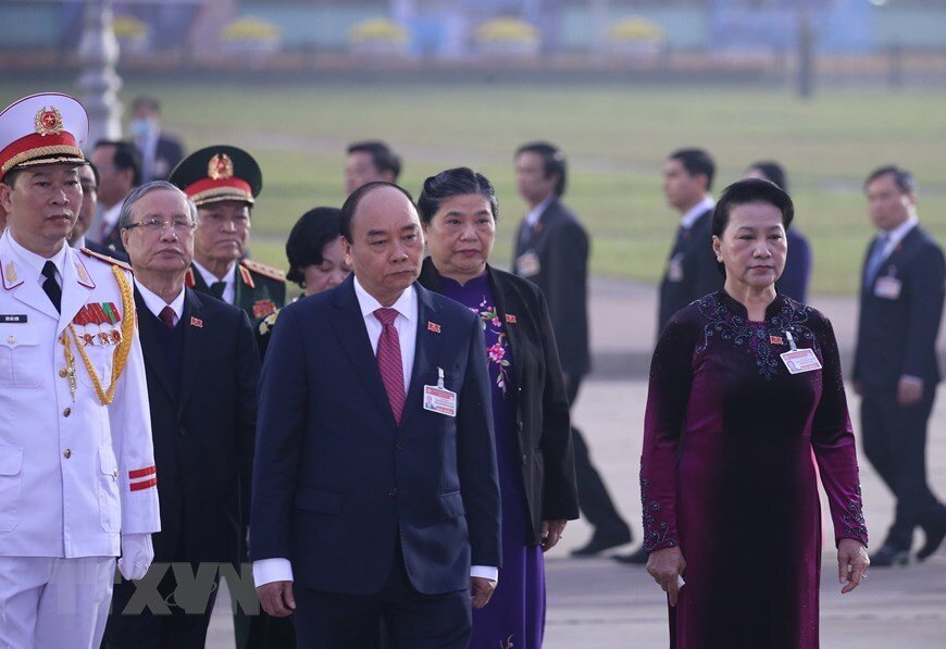 Tiếp đó, Thủ tướng Chính phủ Nguyễn Xuân Phúc, Chủ tịch Quốc hội Nguyễn Thị Kim Ngân, Chủ tịch Ủy ban Trung ương Mặt trận Tổ quốc Việt Nam Trần Thanh Mẫn cùng các đồng chí Ủy viên Bộ Chính trị, Bí thư Trung ương Đảng và đại biểu dự Đại hội đại biểu toàn quốc lần thứ XIII của Đảng đã đặt hoa và dâng hương tại Đài tưởng niệm các Anh hùng liệt sĩ, tưởng nhớ những người con ưu tú của dân tộc đã anh dũng hy sinh vì độc lập, tự do của Tổ quốc. Vòng hoa của Đoàn mang dòng chữ: "Đời đời nhớ ơn các Anh hùng liệt sĩ".