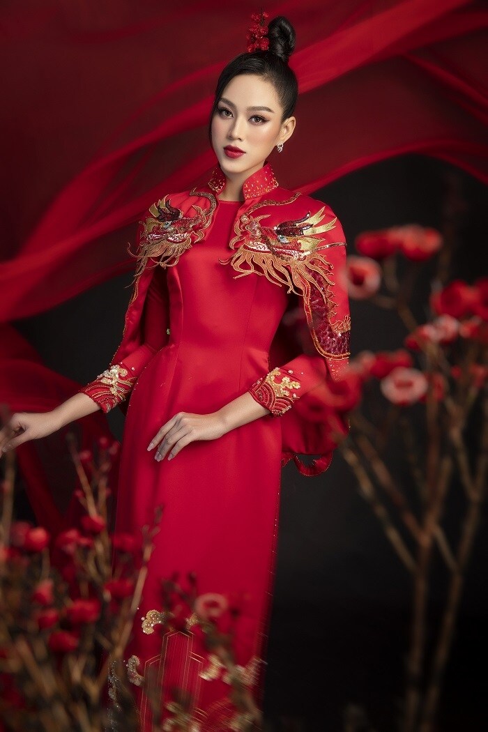 Trong một bộ trang phục kh&aacute;c, hoa hậu gốc Thanh H&oacute;a lại khoe nhan sắc ki&ecirc;u sa, quyền lực với bộ &aacute;o d&agrave;i c&oacute; hoạ tiết rồng phượng