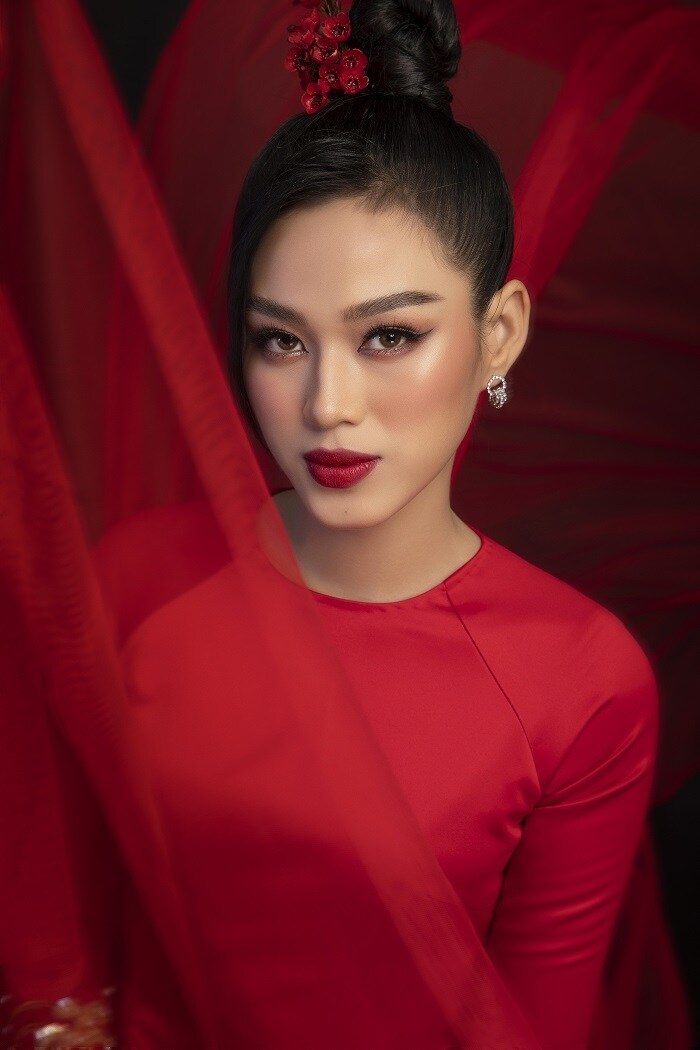 Dải lụa bay mang tới n&eacute;t nữ t&iacute;nh, dịu d&agrave;ng