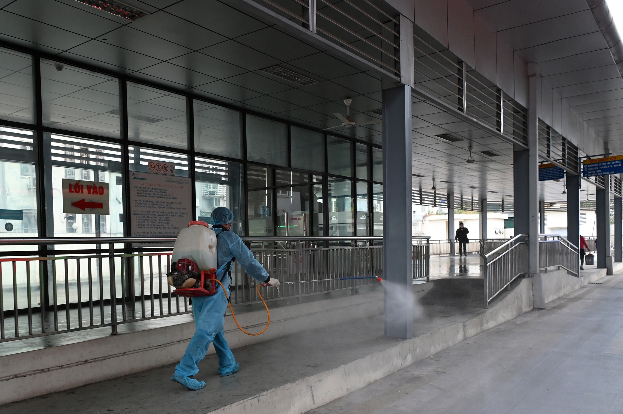 Chiều nay (28/1), X&iacute; nghiệp xe bu&yacute;t nhanh BRT (Tổng c&ocirc;ng ty Vận tải H&agrave; Nội - Transerco) đ&atilde;  tiến h&agrave;nh phun khử tr&ugrave;ng phương tiện, nh&agrave; chờ nhằm tăng cường ph&ograve;ng chống dịch bệnh Covid-19 đang lan rộng.