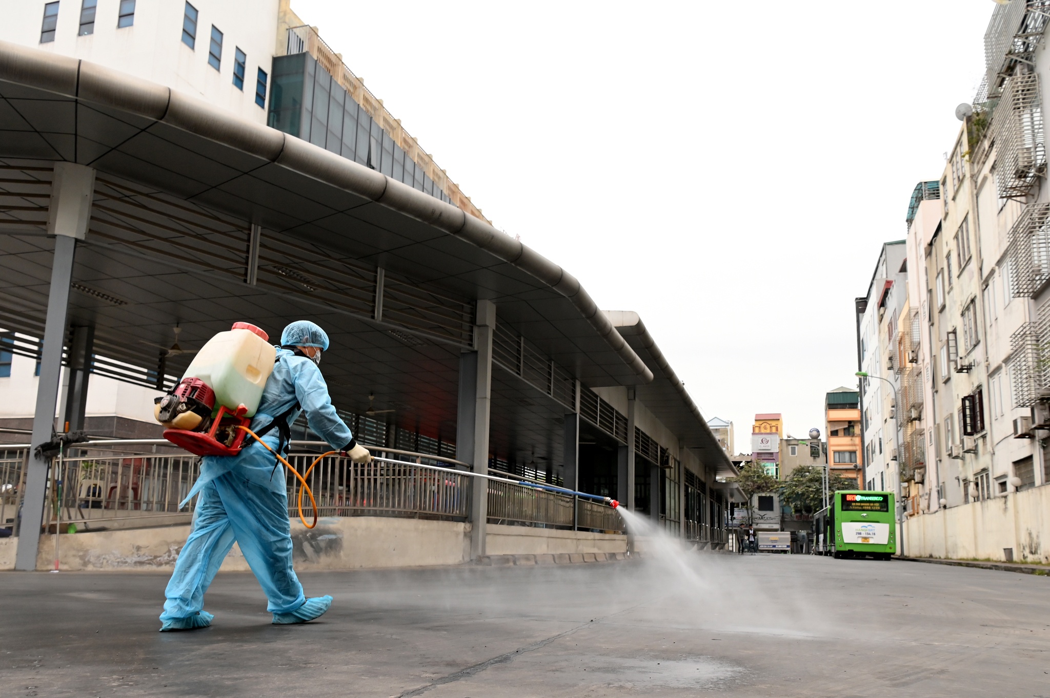 To&agrave;n bộ khu vực nh&agrave; chờ xe bu&yacute;t cũng được phun khử tr&ugrave;ng