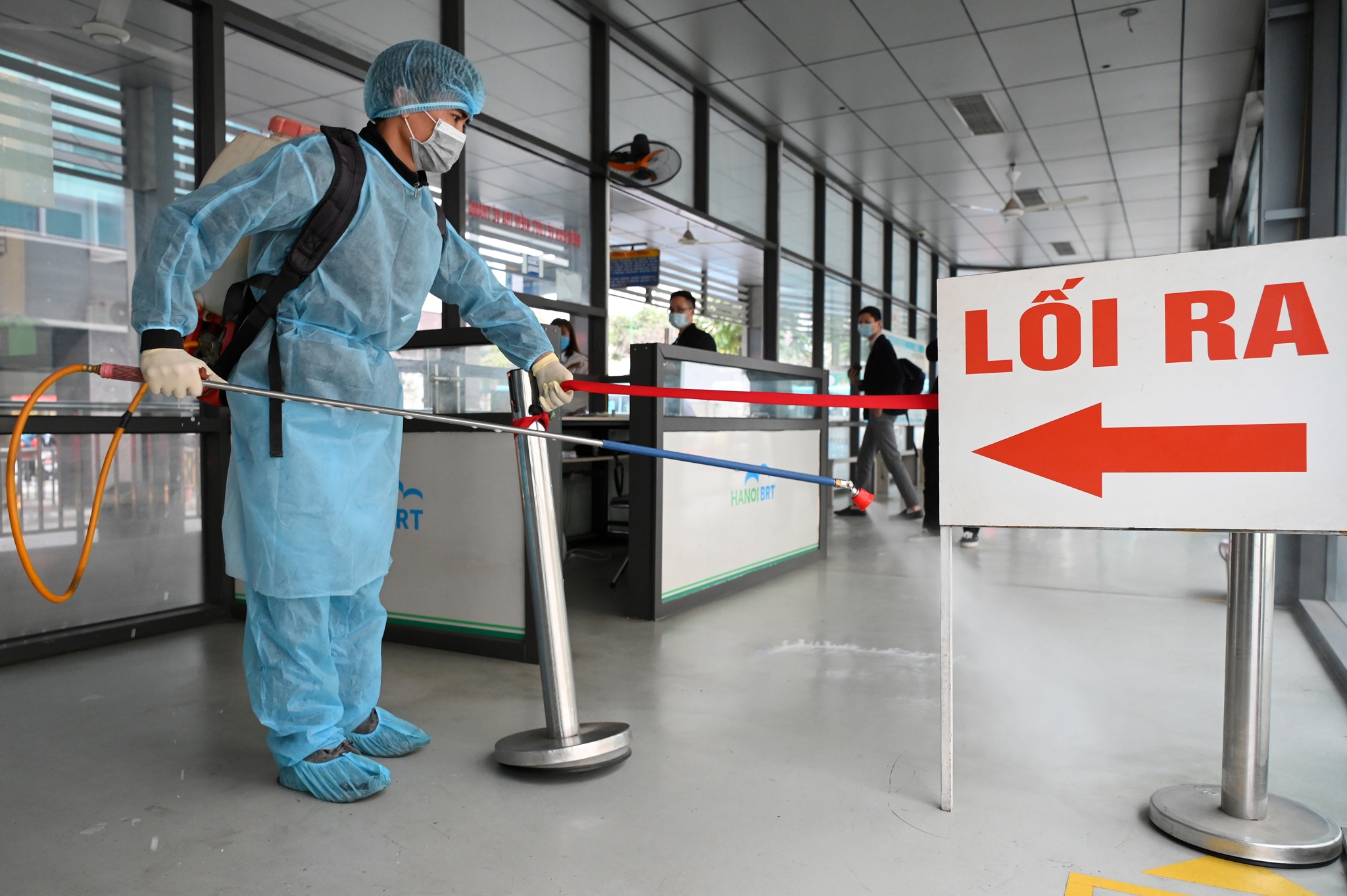 Khu vực nh&agrave; chờ được phun khử khuẩn cẩn thận