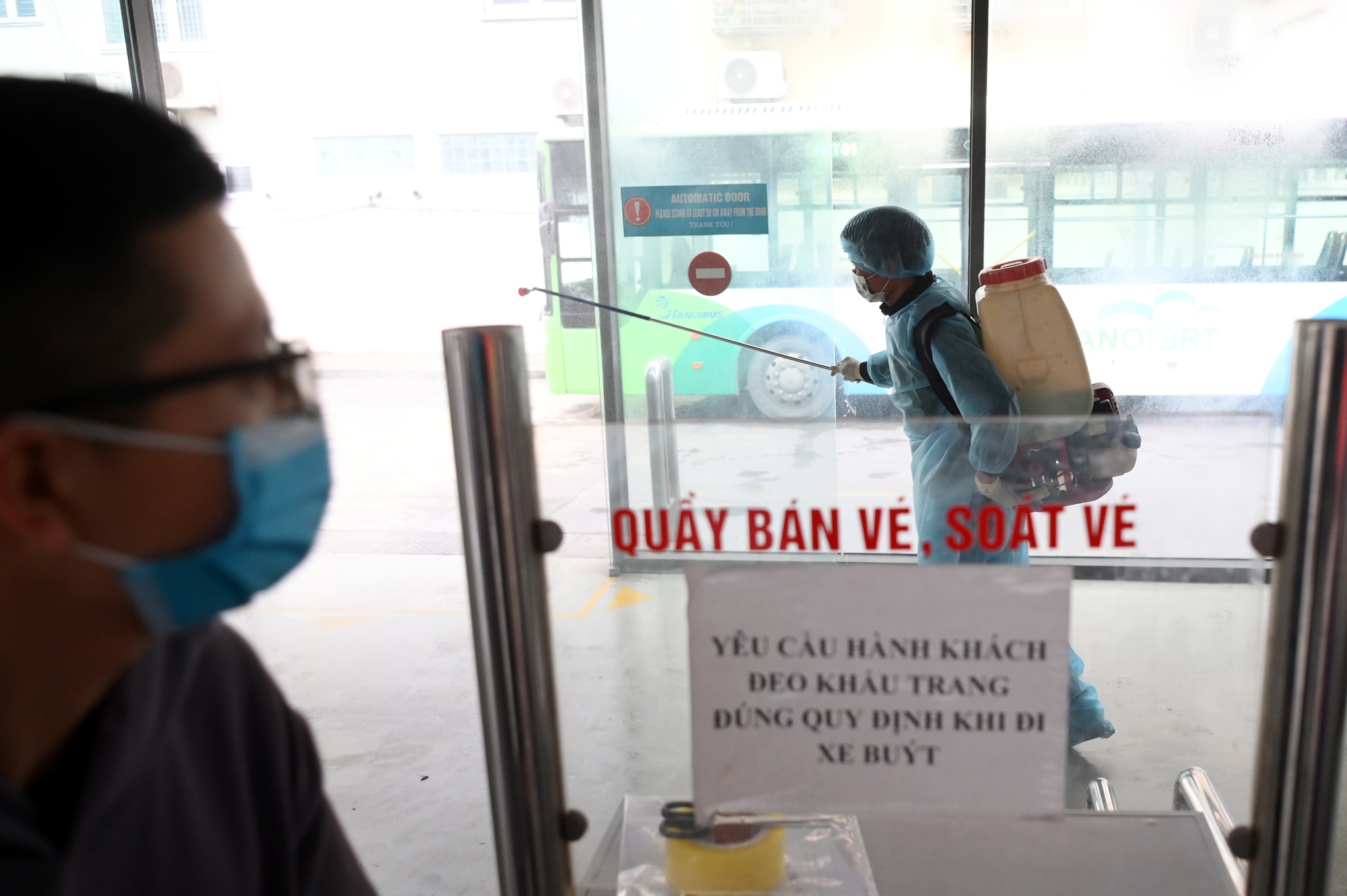 Đặc biệt, đối với h&agrave;nh kh&aacute;ch kh&ocirc;ng chấp h&agrave;nh quy định đeo khẩu trang, ph&ograve;ng chống dịch th&igrave; đơn vị khai th&aacute;c, l&aacute;i xe v&agrave; nh&acirc;n vi&ecirc;n phục vụ c&oacute; quyền từ chối vận chuyển.