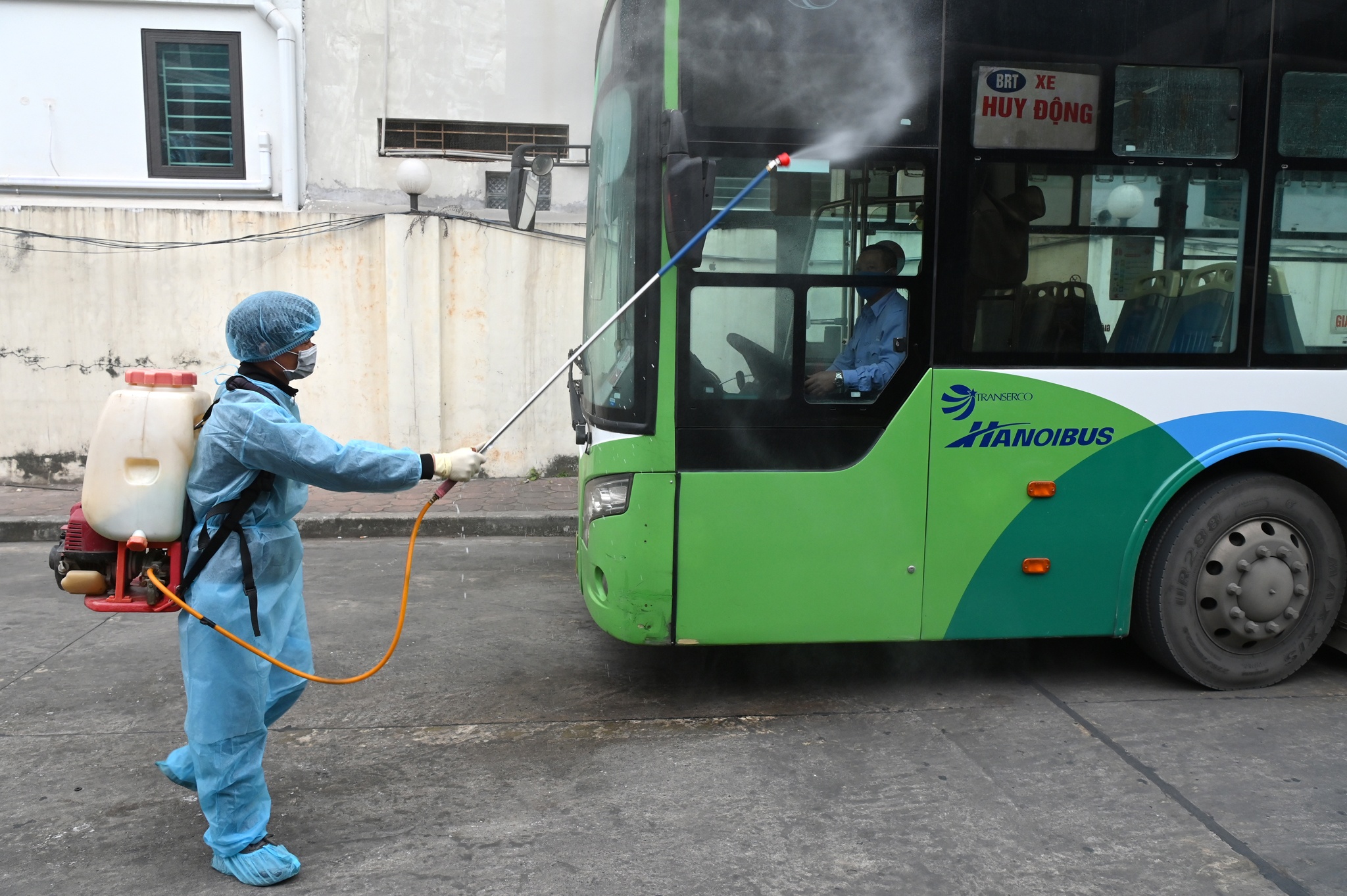 Theo Tổng C&ocirc;ng ty Vận tải H&agrave; Nội (Transerco), nhiều người ở Hải Dương, Quảng Ninh được x&aacute;c định dương t&iacute;nh với Covid-19, diễn biến dịch đang c&oacute; chiều hướng Covid-19 phức tạp. C&aacute;c đơn vị, bộ phận được y&ecirc;u cầu triển khai ngay c&aacute;c biện ph&aacute;p ph&ograve;ng chống dịch trong phạm vi quản l&yacute;, tuyệt đối kh&ocirc;ng chủ quan trong mọi trường hợp; quyết liệt, nghi&ecirc;m t&uacute;c v&agrave; c&oacute; tr&aacute;ch nhiệm cao về ph&ograve;ng chống dịch Covid-19 trong t&igrave;nh h&igrave;nh mới.