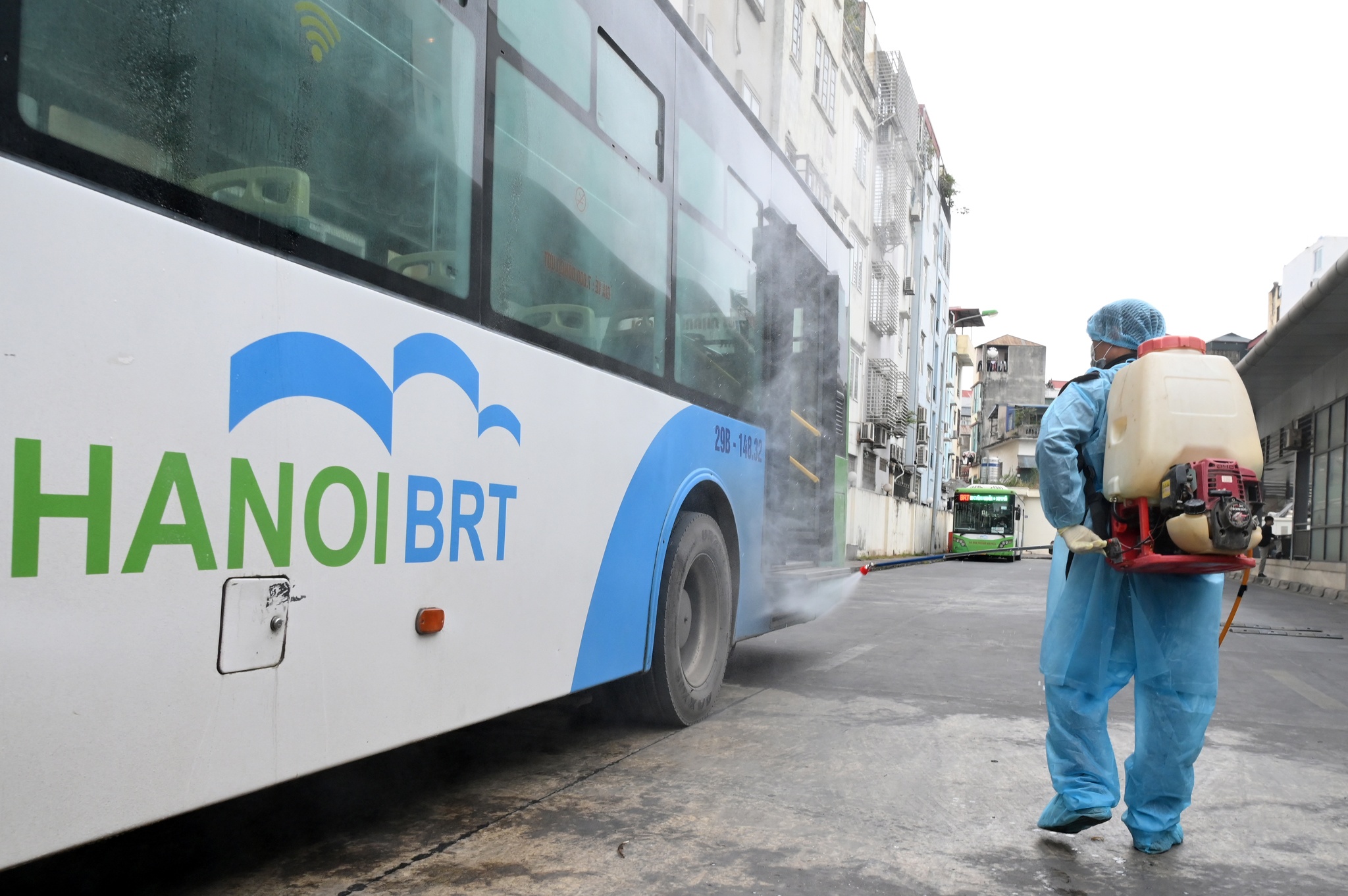 Xe bu&yacute;t BRT được phun khử tr&ugrave;ng cả b&ecirc;n ngo&agrave;i