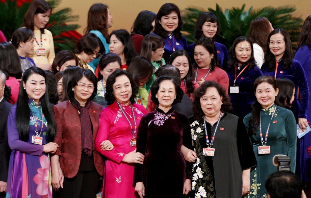 Ủy vi&ecirc;n Bộ Ch&iacute;nh trị, Trưởng ban D&acirc;n vận Trung ương Trương Thị Mai với c&aacute;c nữ đại biểu dự Đại hội XIII của Đảng.