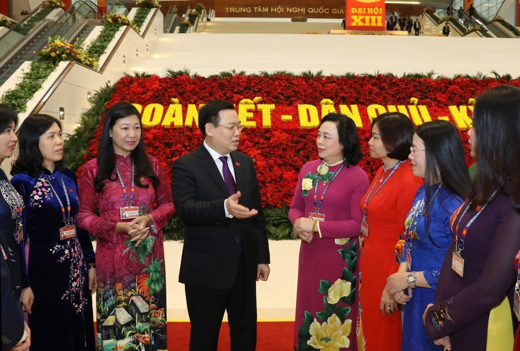 Ủy vi&ecirc;n Bộ Ch&iacute;nh trị, B&iacute; thư Th&agrave;nh ủy H&agrave; Nội Vương Đ&igrave;nh Huệ trao đổi với c&aacute;c đại biểu nữ Đảng bộ th&agrave;nh phố H&agrave; Nội dự Phi&ecirc;n họp chiều 27/1, ng&agrave;y l&agrave;m việc ch&iacute;nh thức thứ hai của Đại hội XIII.