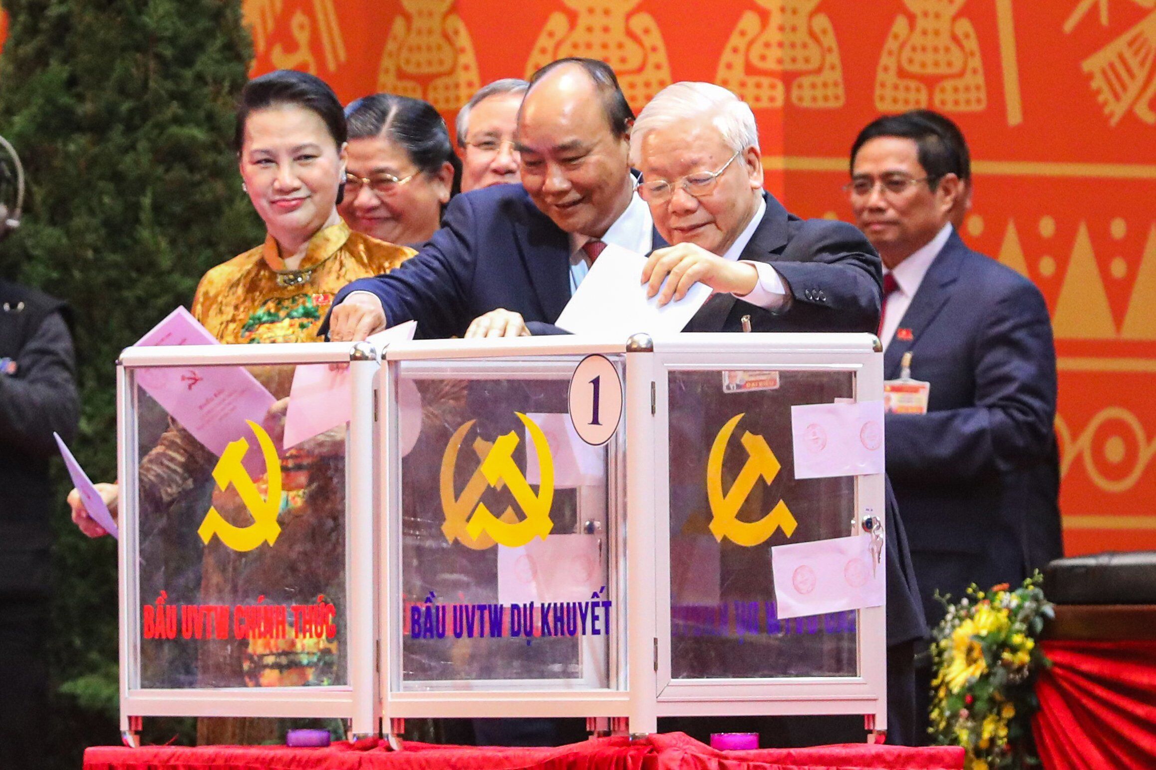 Tổng B&iacute; thư, Chủ tịch nước Nguyễn Ph&uacute; Trọng, Thủ tướng Nguyễn Xu&acirc;n Ph&uacute;c, Chủ tịch Quốc hội Nguyễn Thị Kim Ng&acirc;n, Thường trực Ban B&iacute; thư Trần Quốc Vượng bỏ phiếu bầu Ban Chấp h&agrave;nh Trung ương kh&oacute;a XIII.