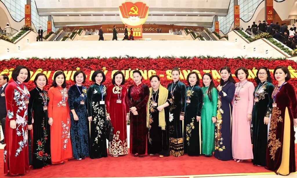 Ủy vi&ecirc;n Bộ Ch&iacute;nh trị, Chủ tịch Quốc hội Nguyễn Thị Kim Ng&acirc;n với c&aacute;c nữ đại biểu Đảng bộ th&agrave;nh phố H&agrave; Nội dự Đại hội XIII của Đảng