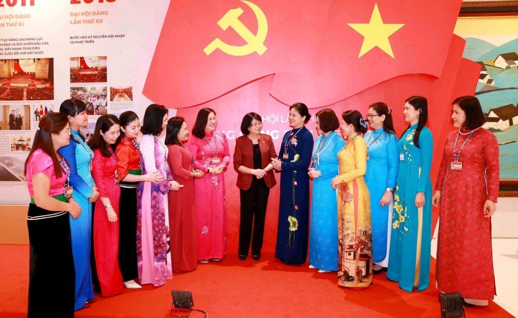Đồng ch&iacute; Đặng Thị Ngọc Thịnh, Uỷ vi&ecirc;n Trung ương Đảng, Ph&oacute; Chủ tịch nước tr&ograve; chuyện với c&aacute;c nữ đại biểu dự Đại hội XIII của Đảng.