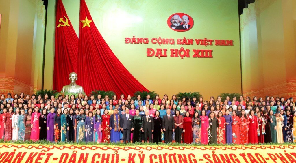 Tổng B&iacute; thư, Chủ tịch nước Nguyễn Ph&uacute; Trọng; Ủy vi&ecirc;n Bộ Ch&iacute;nh trị, Thủ tướng Ch&iacute;nh phủ Nguyễn Xu&acirc;n Ph&uacute;c; Ủy vi&ecirc;n Bộ Ch&iacute;nh trị, Chủ tịch Quốc hội Nguyễn Thị Kim Ng&acirc;n; Ủy vi&ecirc;n Bộ Ch&iacute;nh trị Thường trực Ban B&iacute; thư Trần Quốc Vượng c&ugrave;ng c&aacute;c đồng ch&iacute; Đo&agrave;n Chủ tịch chụp ảnh lưu niệm với đại biểu nữ tham dự Đại hội XIII của Đảng.