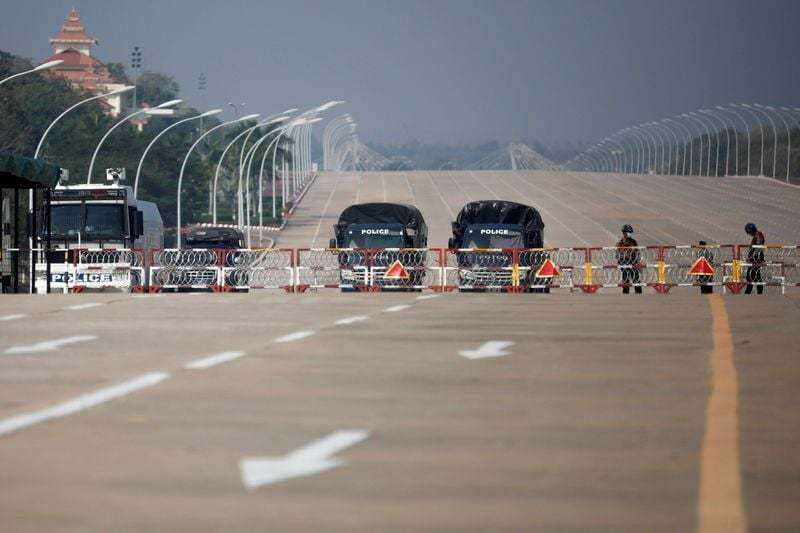 Qu&acirc;n đội Myanmar đ&atilde; sử dụng sức mạnh vũ trang, l&ecirc;n nắm ch&iacute;nh quyền trong cuộc đảo ch&iacute;nh s&aacute;ng sớm ng&agrave;y 1/2, ban bố t&igrave;nh trạng khẩn cấp k&eacute;o d&agrave;i trong một năm.