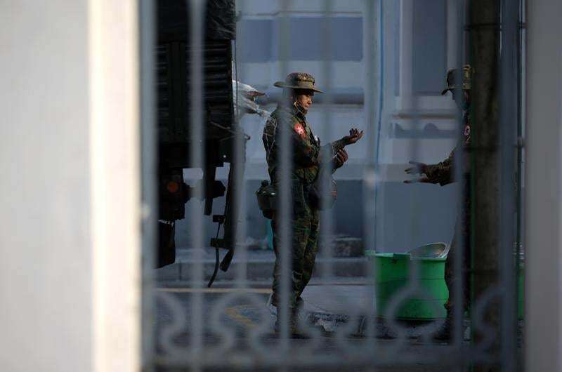 Một binh sỹ Myanmar đứng g&aacute;c b&ecirc;n ngo&agrave;i một t&ograve;a nh&agrave; quan trọng ở thủ đ&ocirc; của Myanmar.