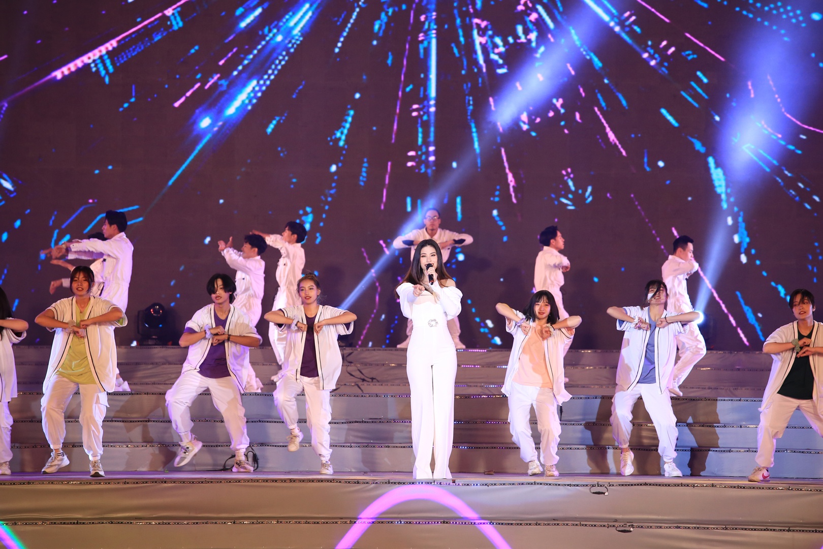 Ca sĩ Đ&ocirc;ng Nhi c&ugrave;ng vũ đo&agrave;n của m&igrave;nh mang tới những bước nhảy trẻ trung, khỏe khoắn trong ca kh&uacute;c "Ng&agrave;y đẹp tươi"