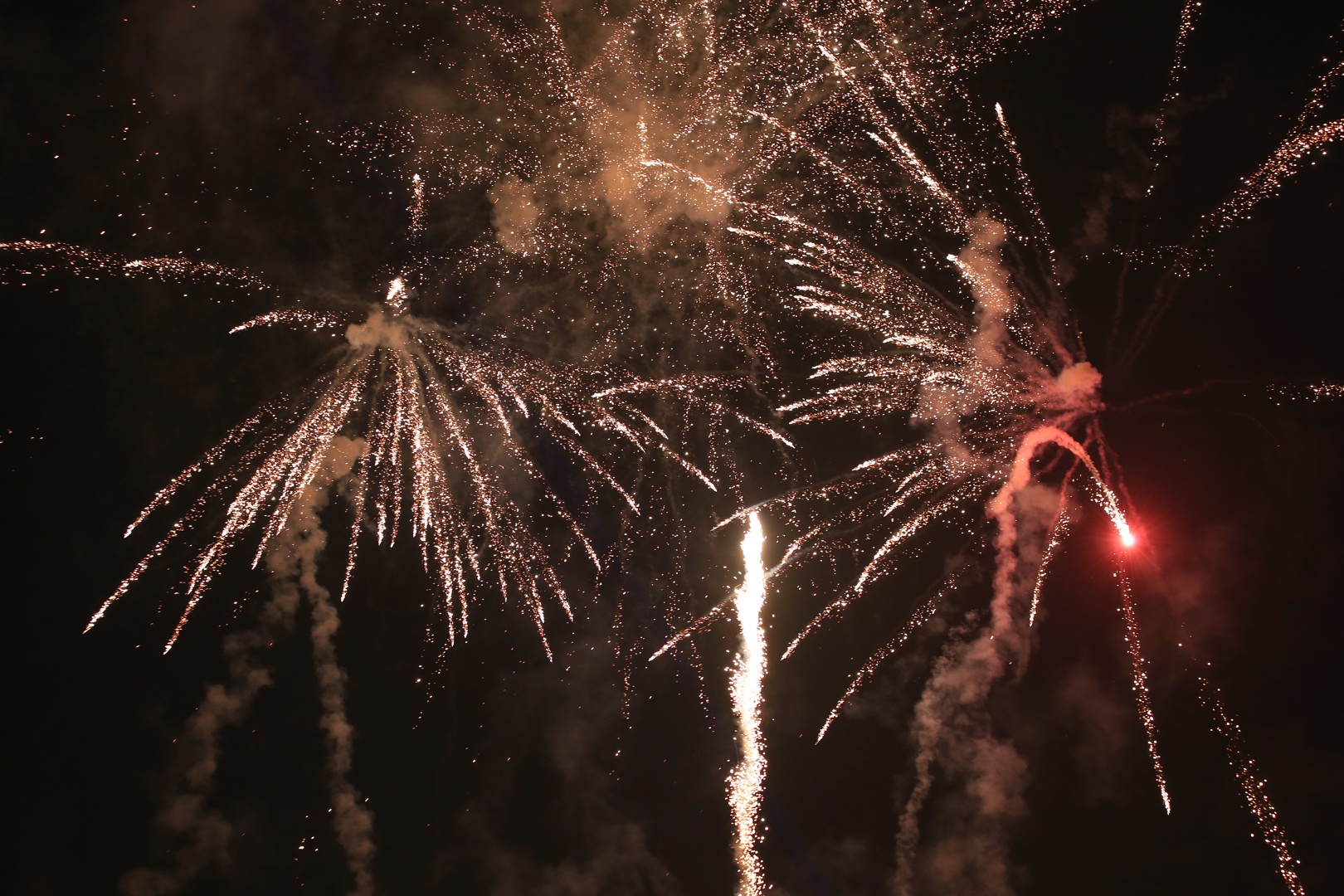 Ph&aacute;o hoa rực s&aacute;ng bầu trời, ch&uacute;c mừng th&agrave;nh c&ocirc;ng của Đại hội Đảng lần thứ 13