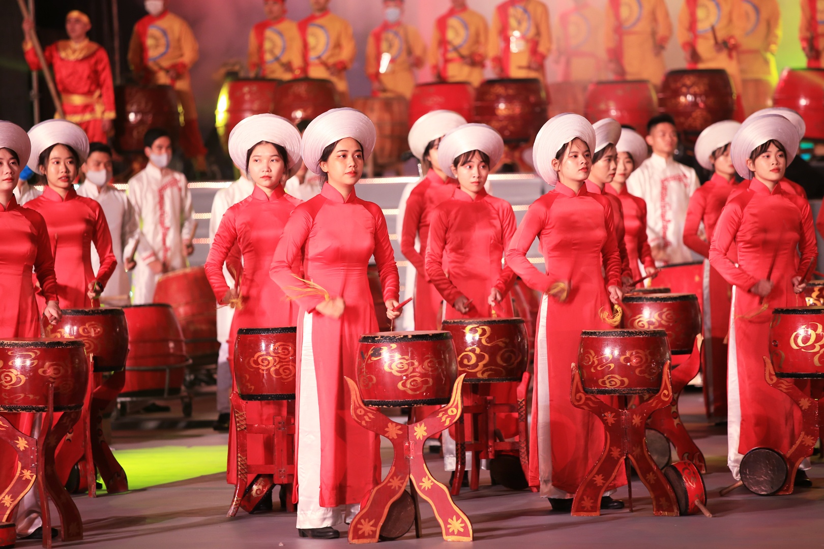 M&agrave;n tr&igrave;nh diễn Trống hội "H&agrave;o kh&iacute; non s&ocirc;ng" dưới phần biểu diễn của c&aacute;c diễn vi&ecirc;n Học viện Cảnh s&aacute;t Nh&acirc;n d&acirc;n - Bộ C&ocirc;ng an mở m&agrave;n ho&agrave;nh tr&aacute;ng v&agrave; ấn tượng