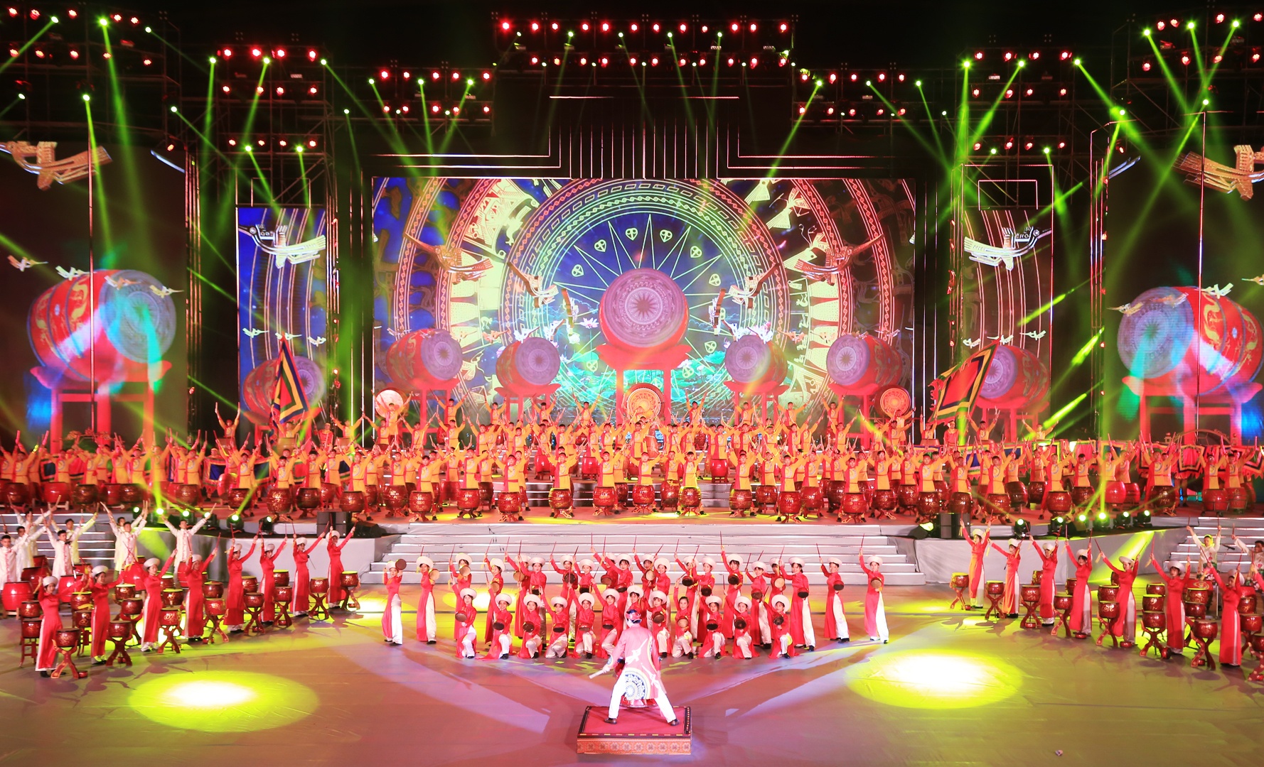 Tối 2/2, chương tr&igrave;nh nghệ thuật đặc biệt ch&agrave;o th&agrave;nh c&ocirc;ng của Đại hội Đảng lần thứ 13 đ&atilde; diễn ra trong kh&ocirc;ng kh&iacute; s&ocirc;i nổi, h&agrave;o hứng