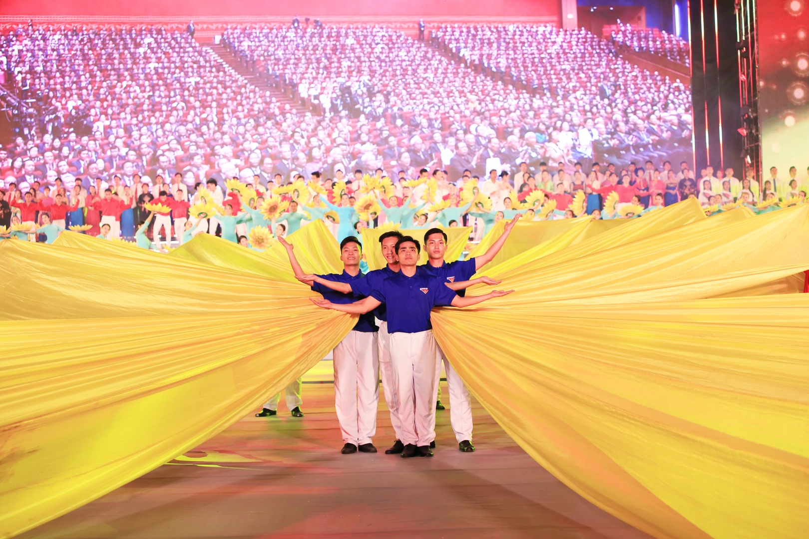 Chương tr&igrave;nh lấy chủ đề &ldquo;Kh&aacute;t vọng - Tỏa s&aacute;ng&rdquo; n&oacute;i l&ecirc;n những kh&aacute;t vọng phồn vinh, thịnh vượng v&agrave; tỏa s&aacute;ng của d&acirc;n tộc