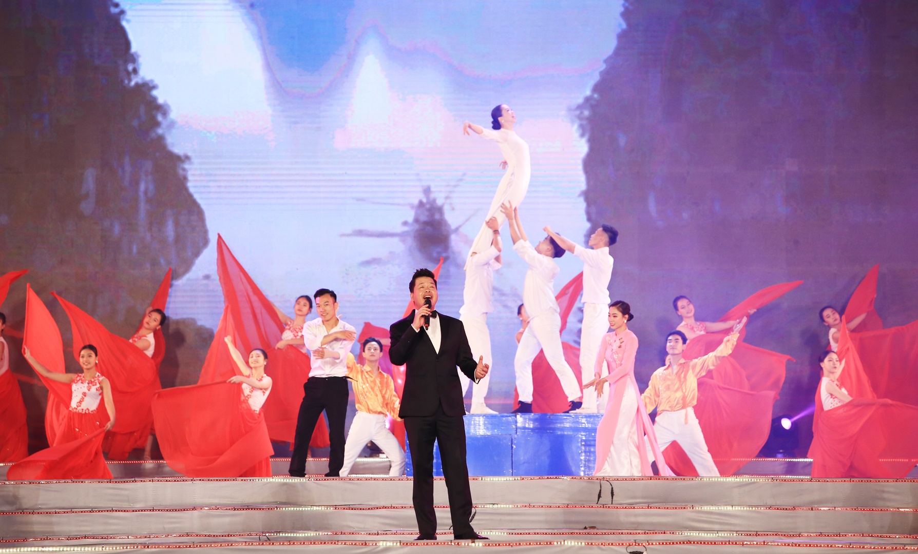 Ở chương "Dưới cờ Đảng quang vinh", NSƯT Đăng Dương da diết khi thể hiện ca kh&uacute;c "Niềm tin d&acirc;ng Đảng"