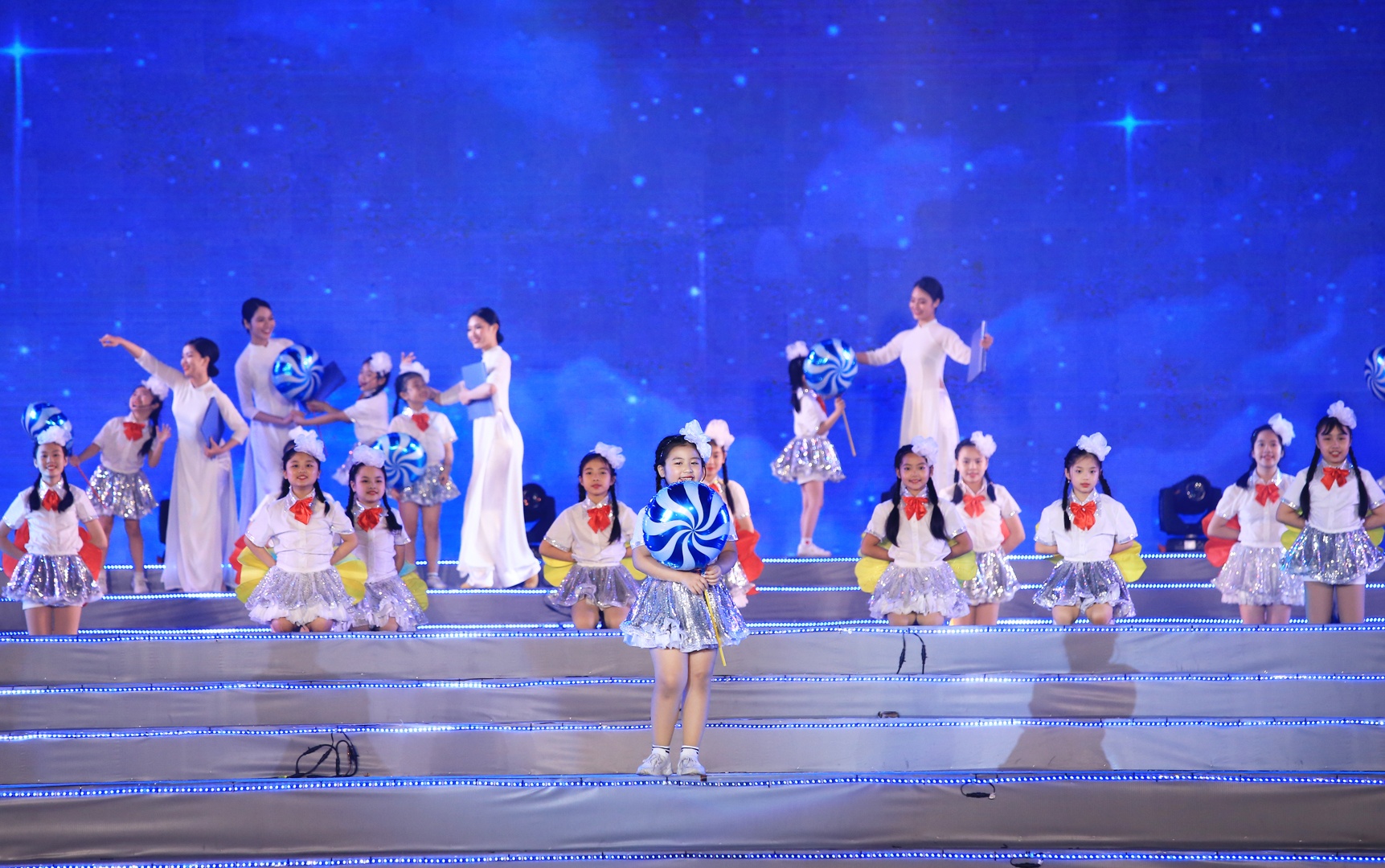 Đ&ecirc;m nghệ thuật được chia th&agrave;nh ba chương gồm "Dưới cờ Đảng quang vinh&rdquo;, &ldquo;Những m&ugrave;a hoa d&acirc;ng Đảng&rdquo; v&agrave; &ldquo;Th&ecirc;nh thang tr&ecirc;n đường mới&rdquo;