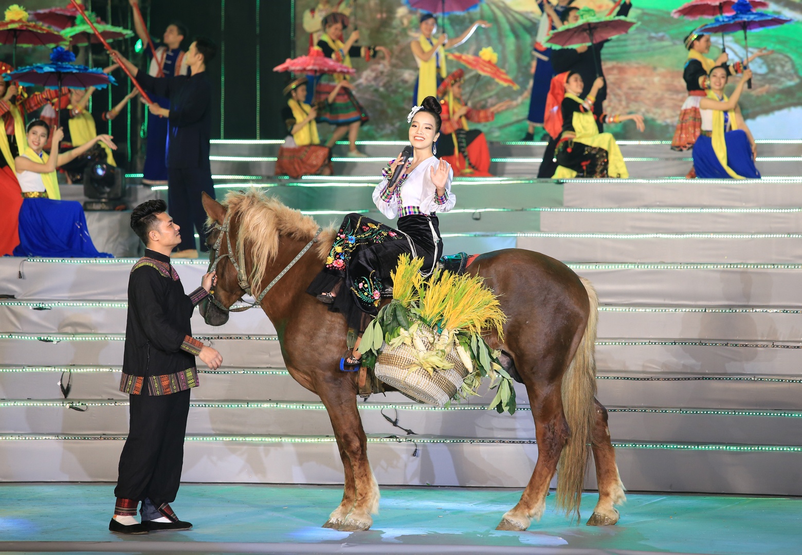 Trong chương 2, "Những m&ugrave;a hoa d&acirc;ng Đảng" mang tới nhiều n&eacute;t văn h&oacute;a ở c&aacute;c v&ugrave;ng miền tr&ecirc;n cả nước, từ v&ugrave;ng T&acirc;y Bắc với c&aacute;c d&acirc;n tộc anh em