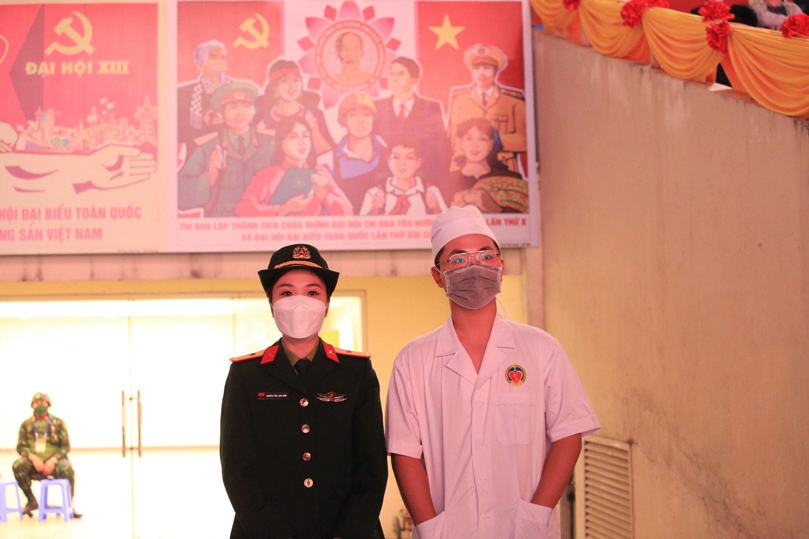 Lực lượng y b&aacute;c sĩ, an ninh... lu&ocirc;n t&uacute;c trực v&agrave; tất cả đều đeo khẩu trang ph&ograve;ng chống dịch bệnh