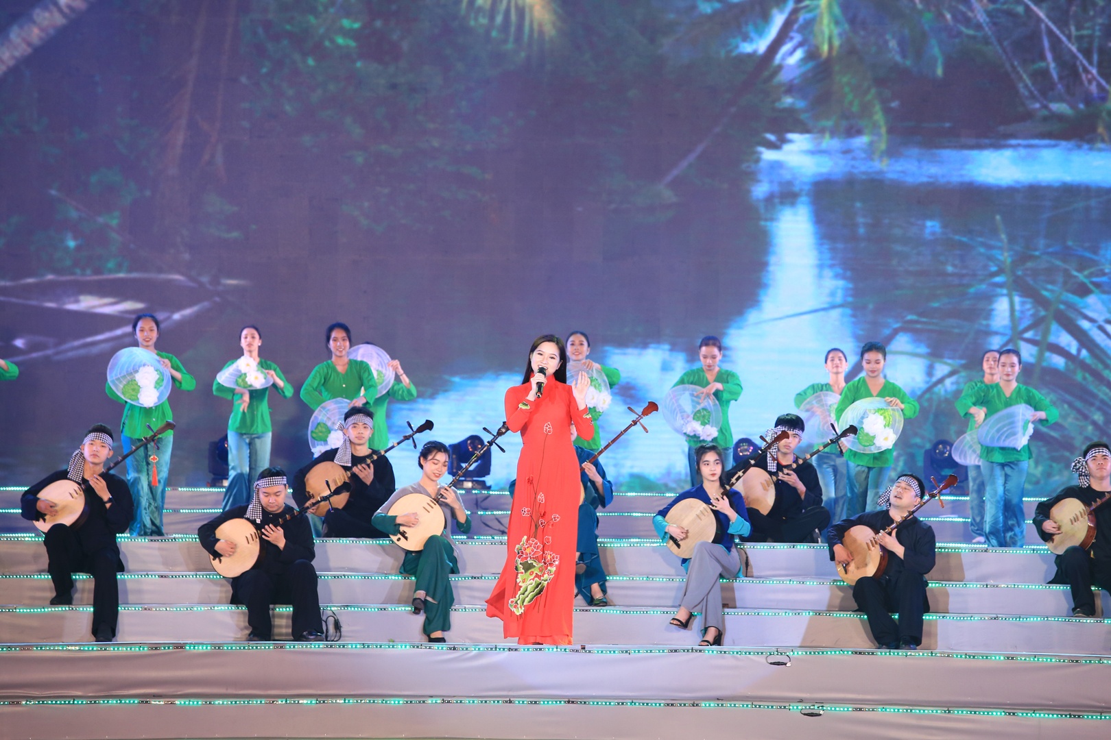 Kh&ocirc;ng kh&iacute; miền Nam Bộ với ca kh&uacute;c "Hương sắc miền Nam" qua giọng h&aacute;t ngọt ng&agrave;o của ca sĩ Cẩm Loan