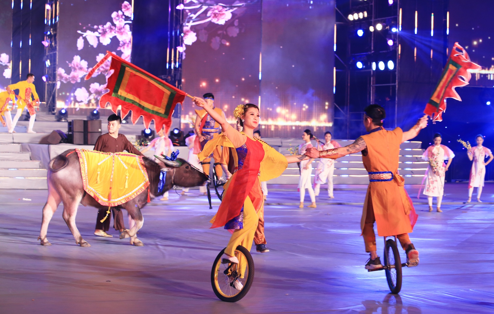 C&oacute; thể n&oacute;i, s&acirc;n khấu rộng lớn ở S&acirc;n vận động Mỹ Đ&igrave;nh được thiết kế v&agrave; d&agrave;n dựng h&agrave;nh tr&aacute;ng kh&ocirc;ng k&eacute;m một s&acirc;n khấu thực cảnh. Trong ảnh l&agrave; một m&agrave;n m&uacute;a của c&aacute;c nghệ sĩ xiếc tới từ Li&ecirc;n đo&agrave;n Xiếc Việt Nam