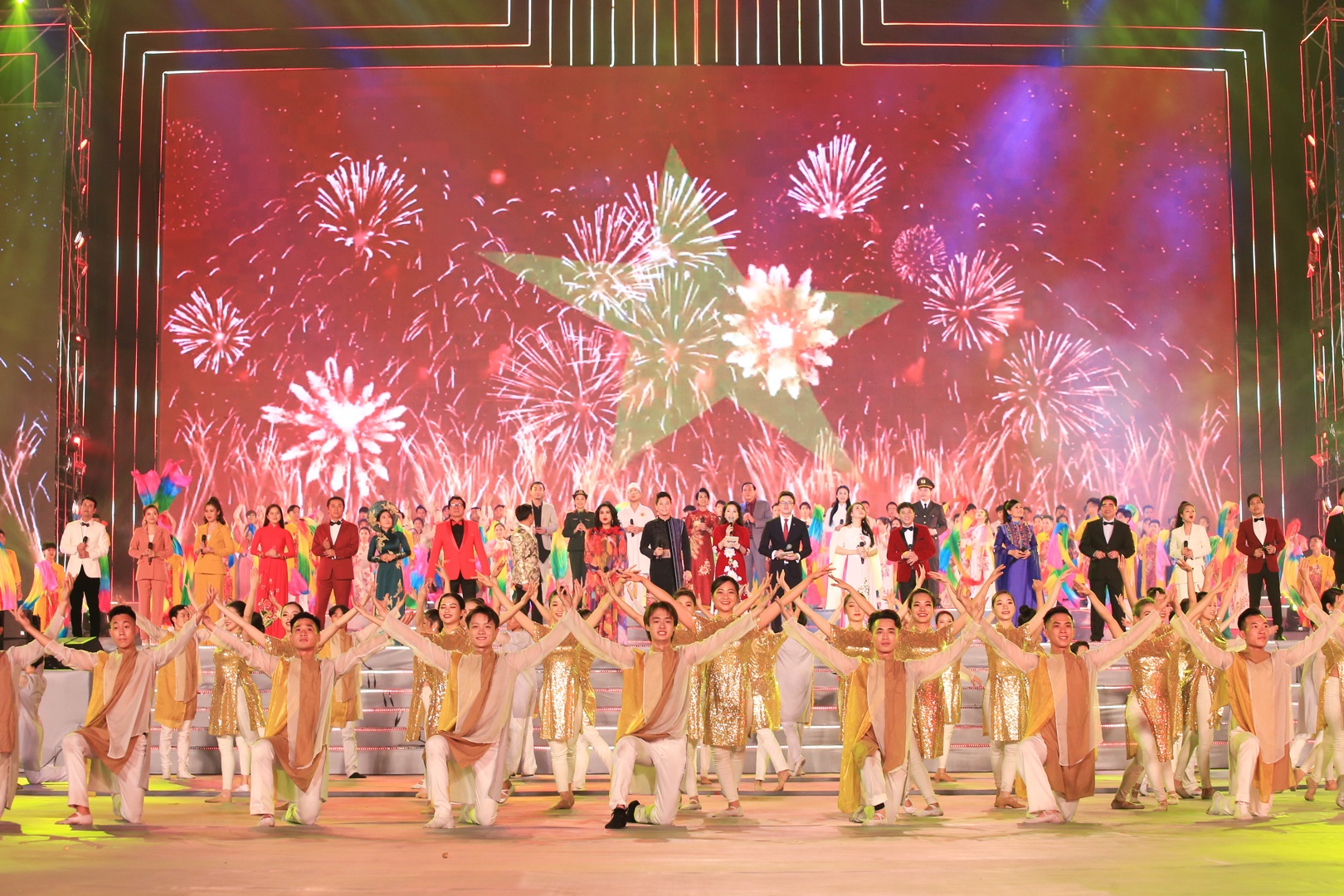 Giai điệu "Tổ quốc bốn m&ugrave;a hoa" được vang l&ecirc;n để kh&eacute;p lại chương tr&igrave;nh, mang tới những cảm x&uacute;c h&acirc;n hoan