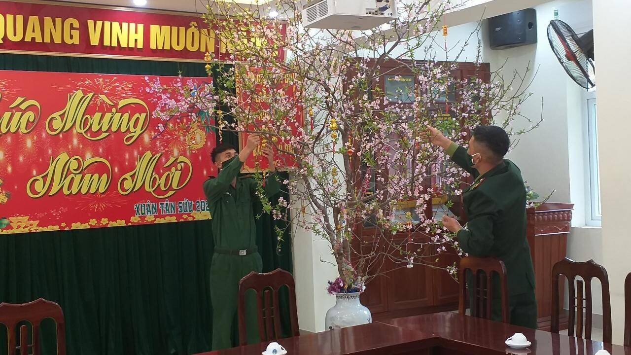Cán bộ, chiến sĩ Hải đội 2 thuộc Bộ đội Biên phòng tỉnh Quảng Ninh trang tr&iacute; cành đào Tết.