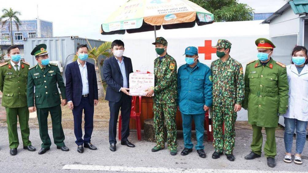 L&atilde;nh đạo tỉnh Quảng Ninh thăm, tặng qu&agrave;, động vi&ecirc;n c&aacute;c đơn vị lực lượng vũ trang l&agrave;m nhiệm vụ ph&ograve;ng, chống dịch Covid-19 tại phường Tr&agrave; Cổ, Tp M&oacute;ng C&aacute;i.
