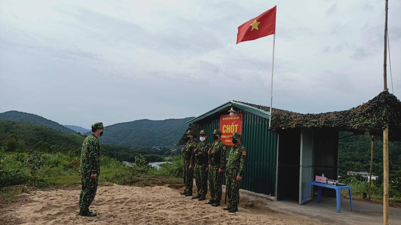 Đại t&aacute; Đỗ Ngọc Nghĩa, Ph&oacute; Chỉ huy trưởng Bộ Chỉ huy Bộ đội Bi&ecirc;n ph&ograve;ng tỉnh Quảng Ninh, cho biết: Những ng&agrave;y n&agrave;y, to&agrave;n đơn vị đang huy động tối đa phương tiện, lực lượng để thực hiện c&oacute; hiệu quả 2 nhiệm vụ l&agrave; bảo vệ chủ quyền an ninh bi&ecirc;n giới v&agrave; ph&ograve;ng, chống dịch Covid-19 tr&ecirc;n địa b&agrave;n bi&ecirc;n ph&ograve;ng để nh&acirc;n d&acirc;n đ&oacute;n năm mới y&ecirc;n b&igrave;nh, hạnh ph&uacute;c.
