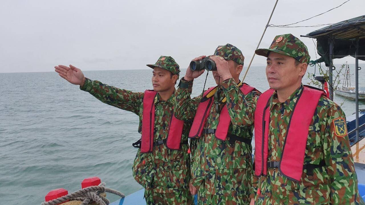 Bất chấp thời tiết bất thường, c&aacute;n bộ, chiến sĩ Hải đội 2 Bi&ecirc;n ph&ograve;ng thường xuy&ecirc;n tuần tra, kiểm so&aacute;t tr&ecirc;n v&ugrave;ng biển, đảo.