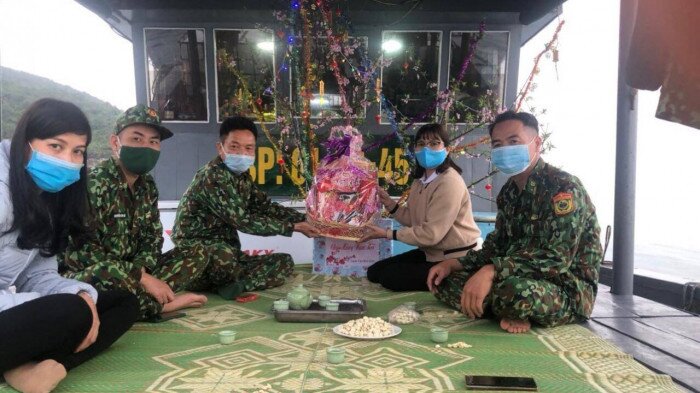 Nhằm sẻ chia những kh&oacute; khăn, thiếu thốn với những người l&iacute;nh đang trực tiếp l&agrave;m nhiệm vụ tr&ecirc;n c&aacute;c tuyến bi&ecirc;n giới, cấp uỷ, ch&iacute;nh quyền v&agrave; nh&acirc;n d&acirc;n c&aacute;c d&acirc;n tộc tỉnh Quảng Ninh đ&atilde; d&agrave;nh cho Bộ đội Bi&ecirc;n ph&ograve;ng những t&igrave;nh cảm rất ấm &aacute;p, thiết thực th&ocirc;ng qua việc tặng qu&agrave;, hỗ trợ vật chất để c&aacute;c chiến sĩ qu&acirc;n h&agrave;m xanh y&ecirc;n t&acirc;m, b&aacute;m bản, b&aacute;m đường bi&ecirc;n, cột mốc, quyết t&acirc;m kh&ocirc;ng để xảy ra &ldquo;điểm n&oacute;ng&rdquo; bất ngờ trước c&aacute;c t&igrave;nh huống.