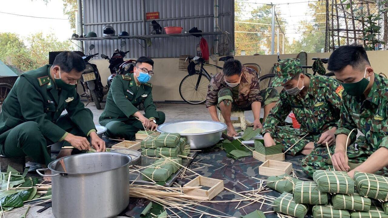 D&ugrave; phải c&ocirc;ng việc ph&ograve;ng, chống dịch rất nặng nề, nhưng c&aacute;n bộ, chiến sĩ Đồn Bi&ecirc;n ph&ograve;ng Tr&agrave; Cổ vẫn chuẩn bị chu đ&aacute;o b&aacute;nh chưng cho bộ đội ăn Tết